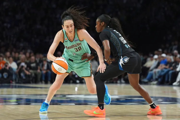 Stewart drops 34 as Liberty rout top-seeded Lynx in Game 1